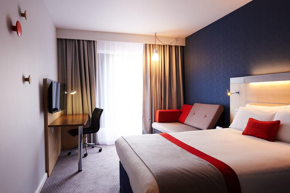 Holiday Inn Express Cheltenham Town Centre By Ihg Exterior photo