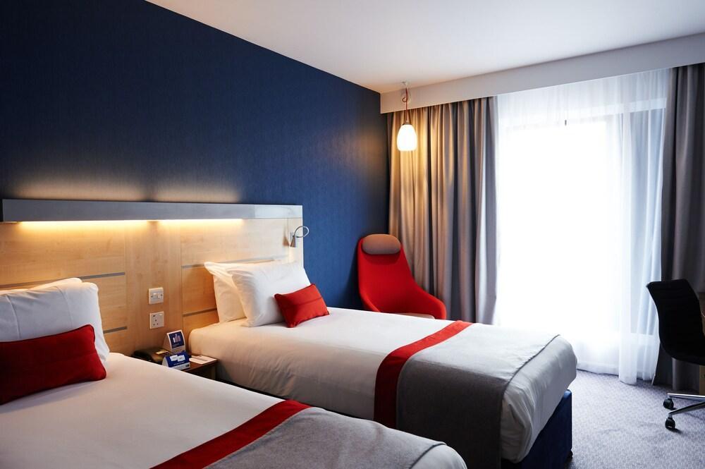 Holiday Inn Express Cheltenham Town Centre By Ihg Exterior photo
