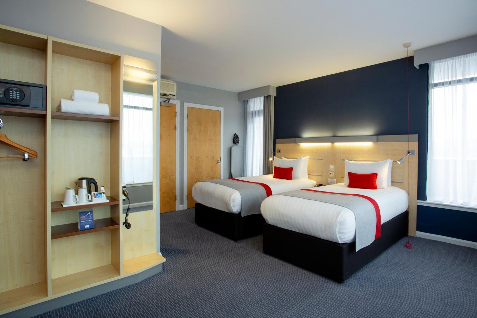 Holiday Inn Express Cheltenham Town Centre By Ihg Exterior photo