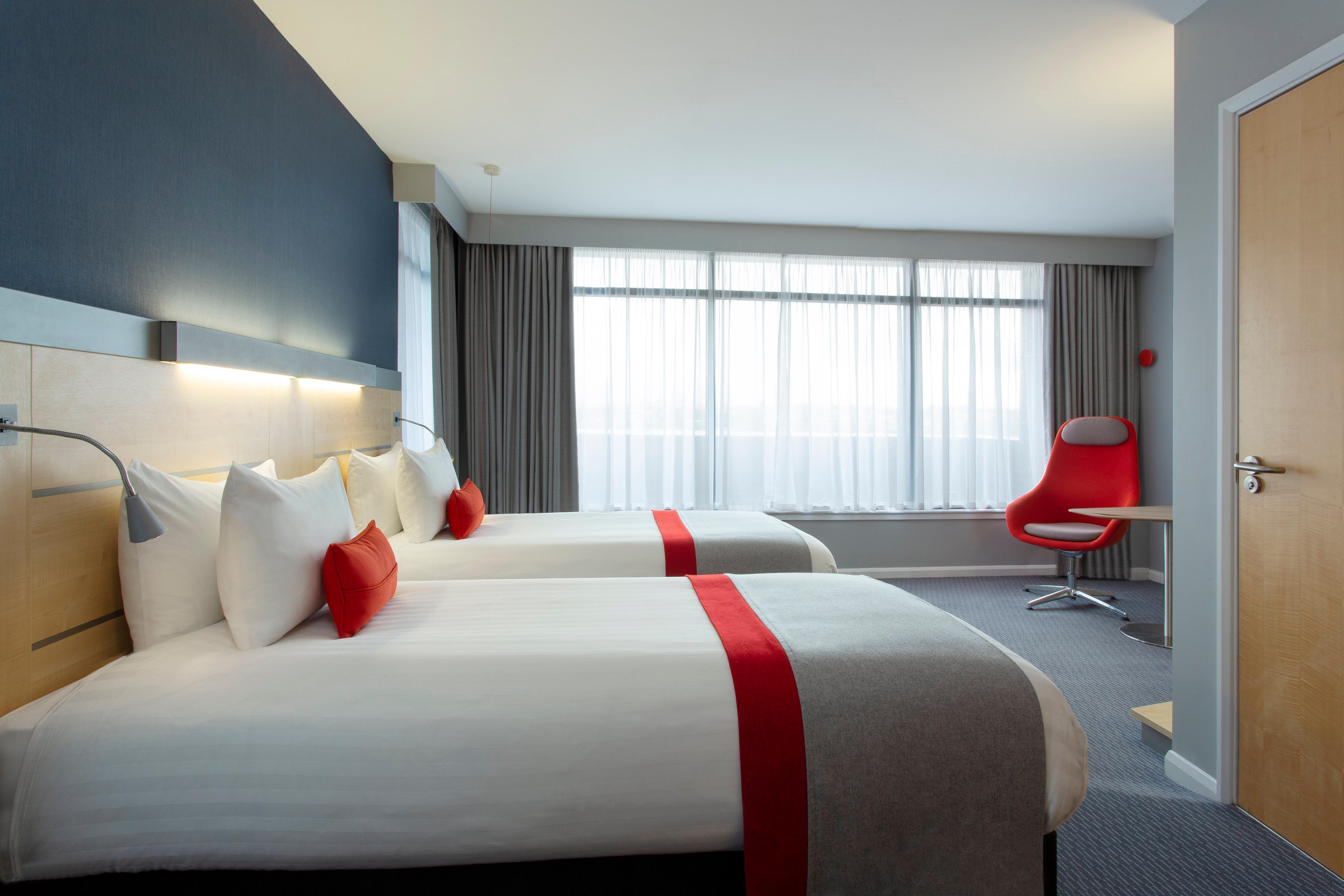 Holiday Inn Express Cheltenham Town Centre By Ihg Exterior photo