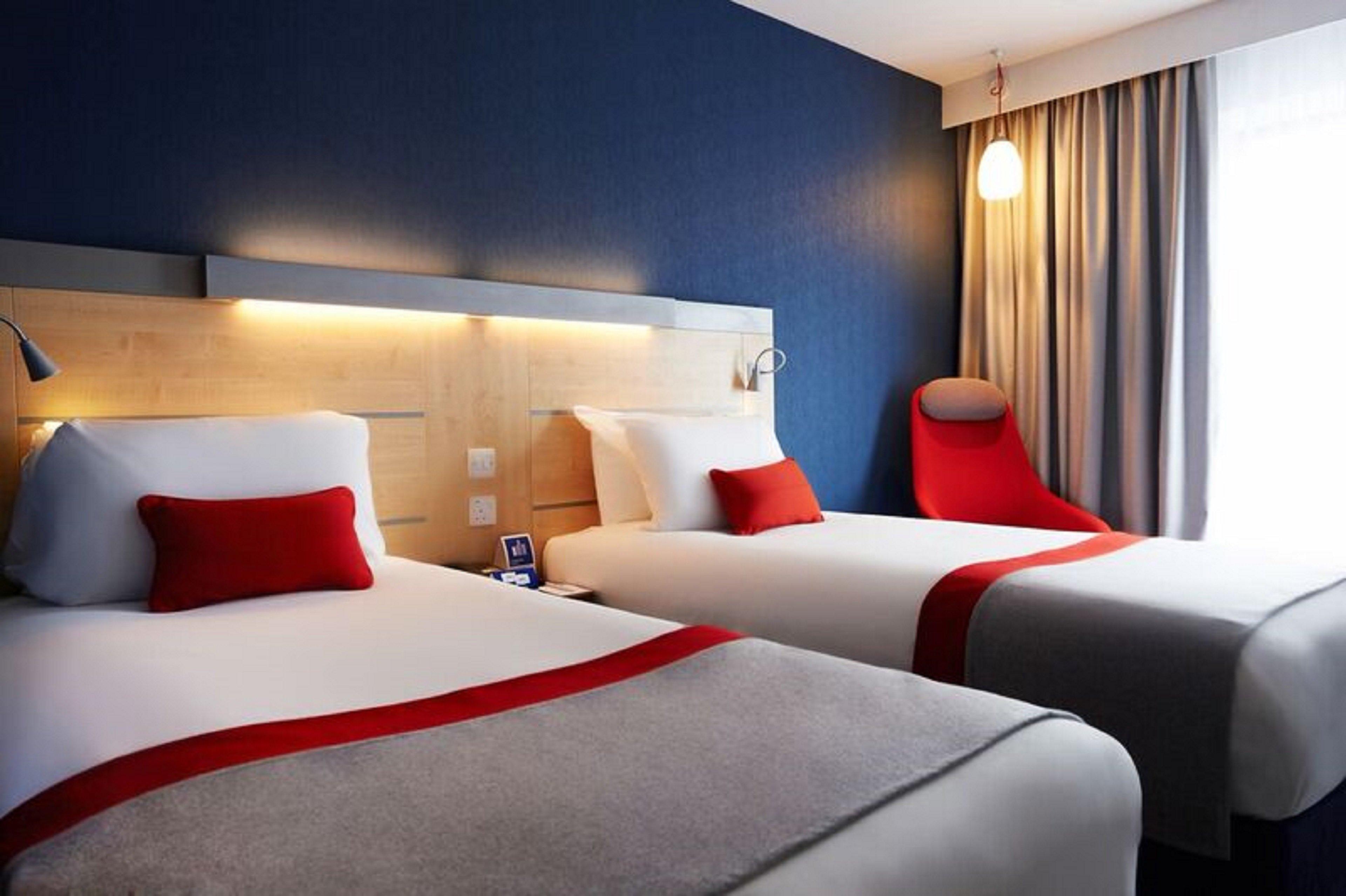 Holiday Inn Express Cheltenham Town Centre By Ihg Exterior photo