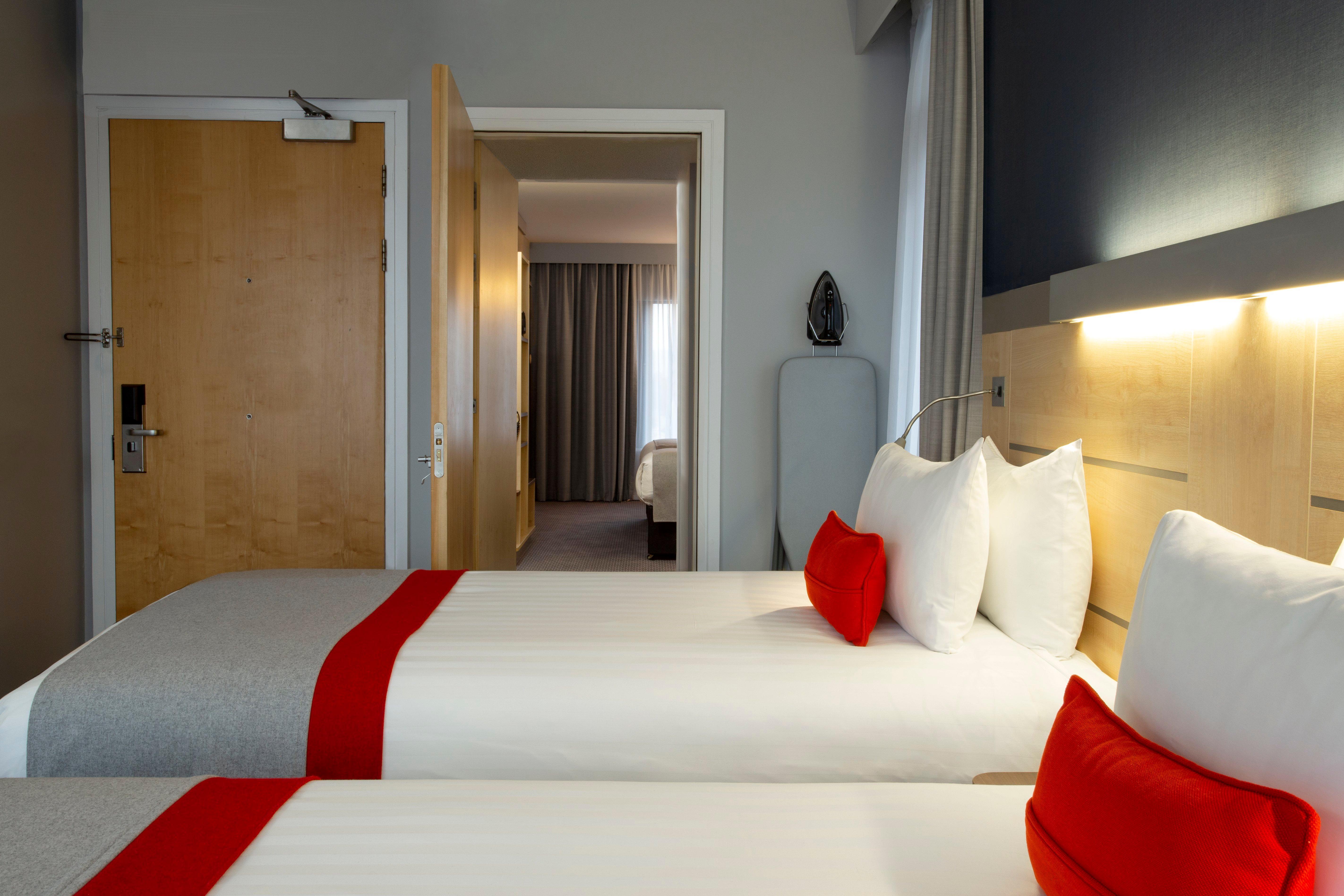 Holiday Inn Express Cheltenham Town Centre By Ihg Exterior photo