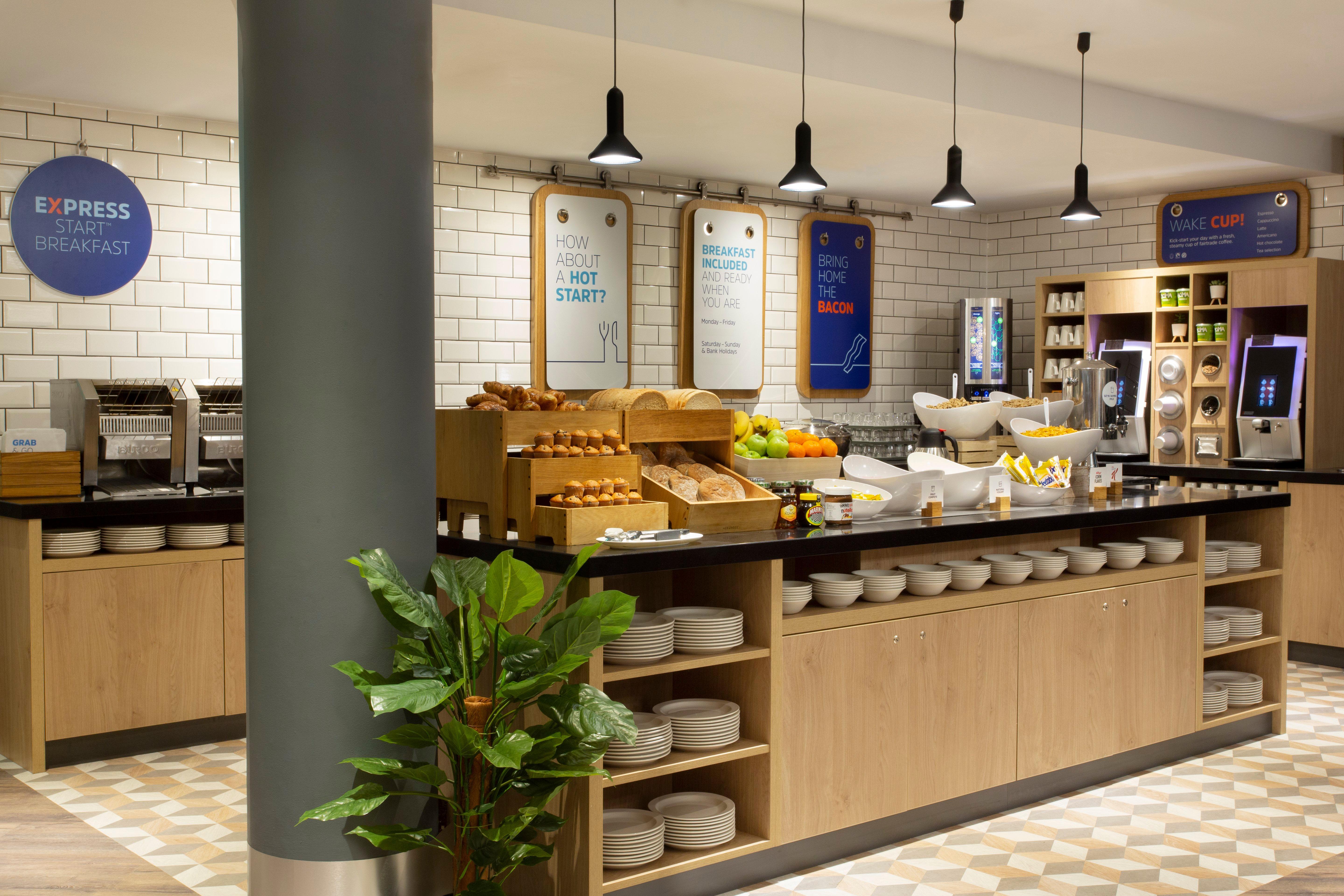 Holiday Inn Express Cheltenham Town Centre By Ihg Exterior photo